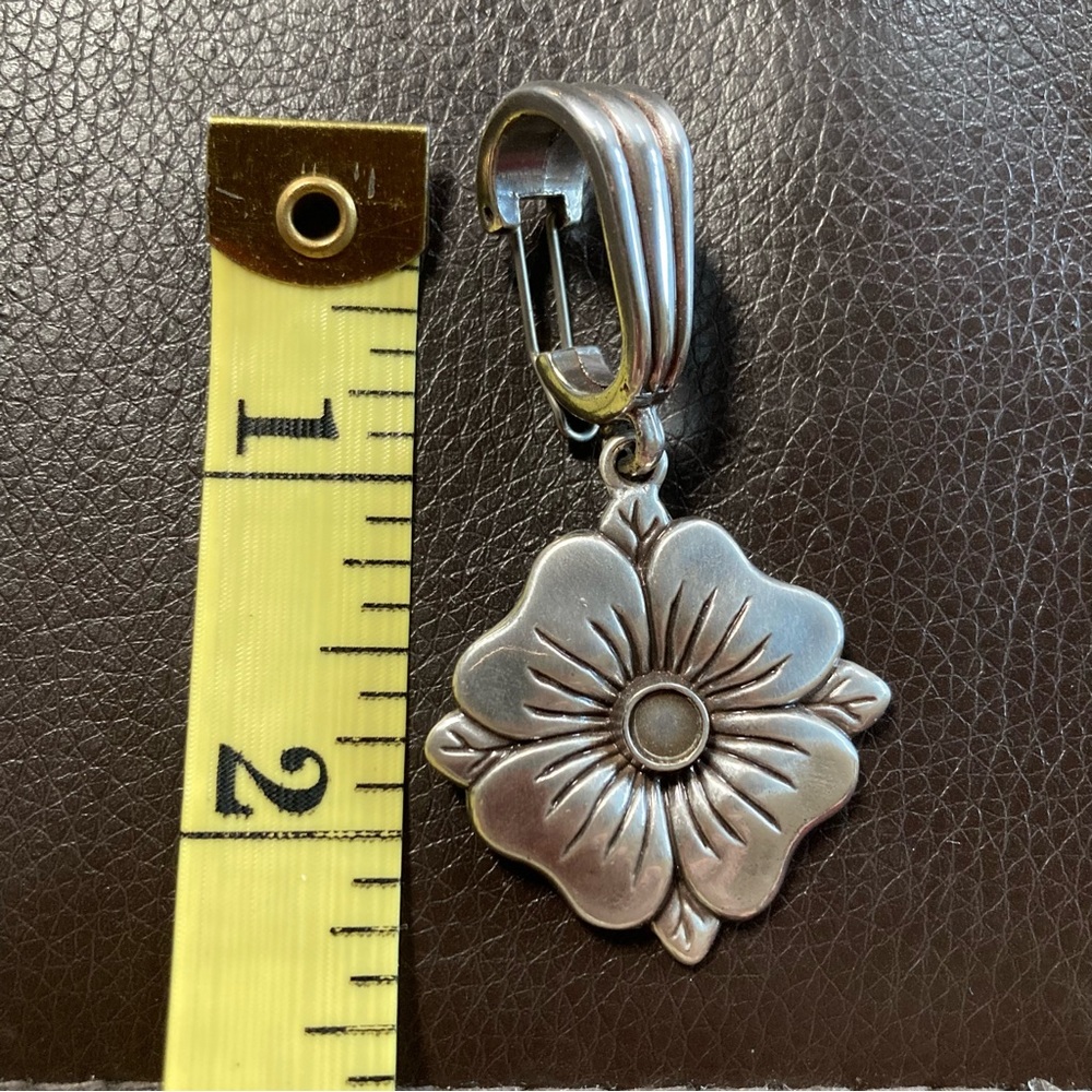 EUC Silver Flower Pendant - Picture 2 of 3